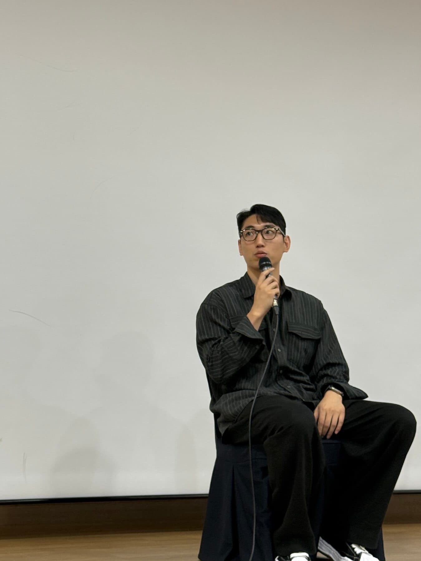 마이크를 들고 강의하는 심준보 대표