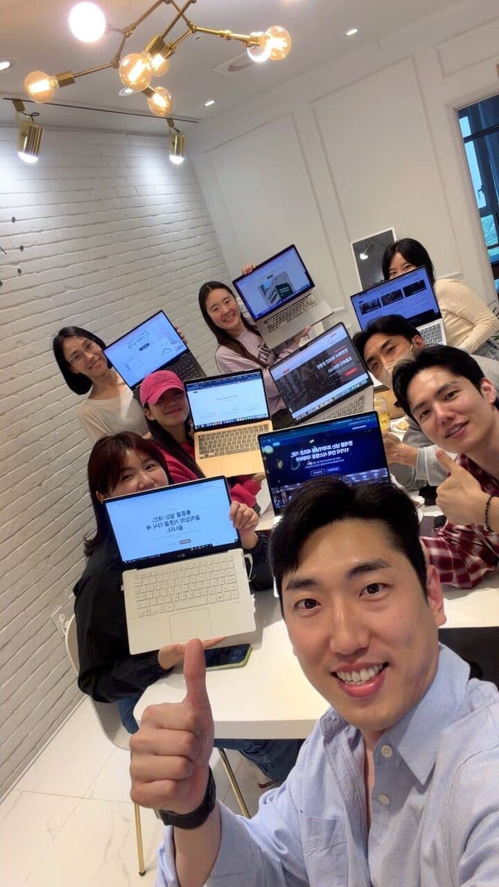 노트북으로 각자의 결과물을 공유하는 워크숍 현장